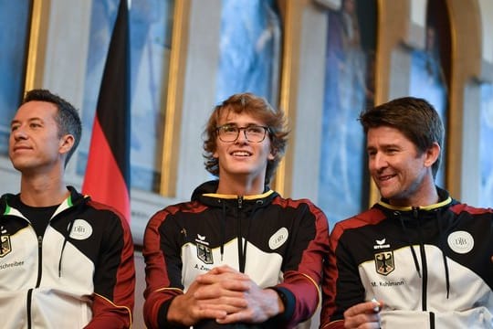 Bei der Auslosung für die Davis-Cup-Spiele gegen Ungarn trägt Alexander Zverev eine Brille.