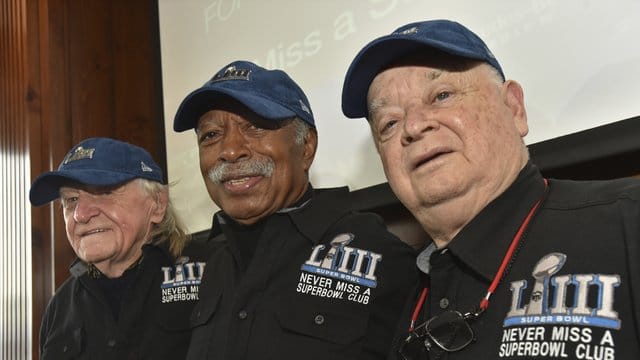 Tom Henschel (l-r), Gregory Eaton und Don Crisman gehören dem "Never Miss a Super Bowl Club" an. Tom Henschel (l-r), Gregory Eaton und Don Crisman gehören dem "Never Miss a Super Bowl Club" an.