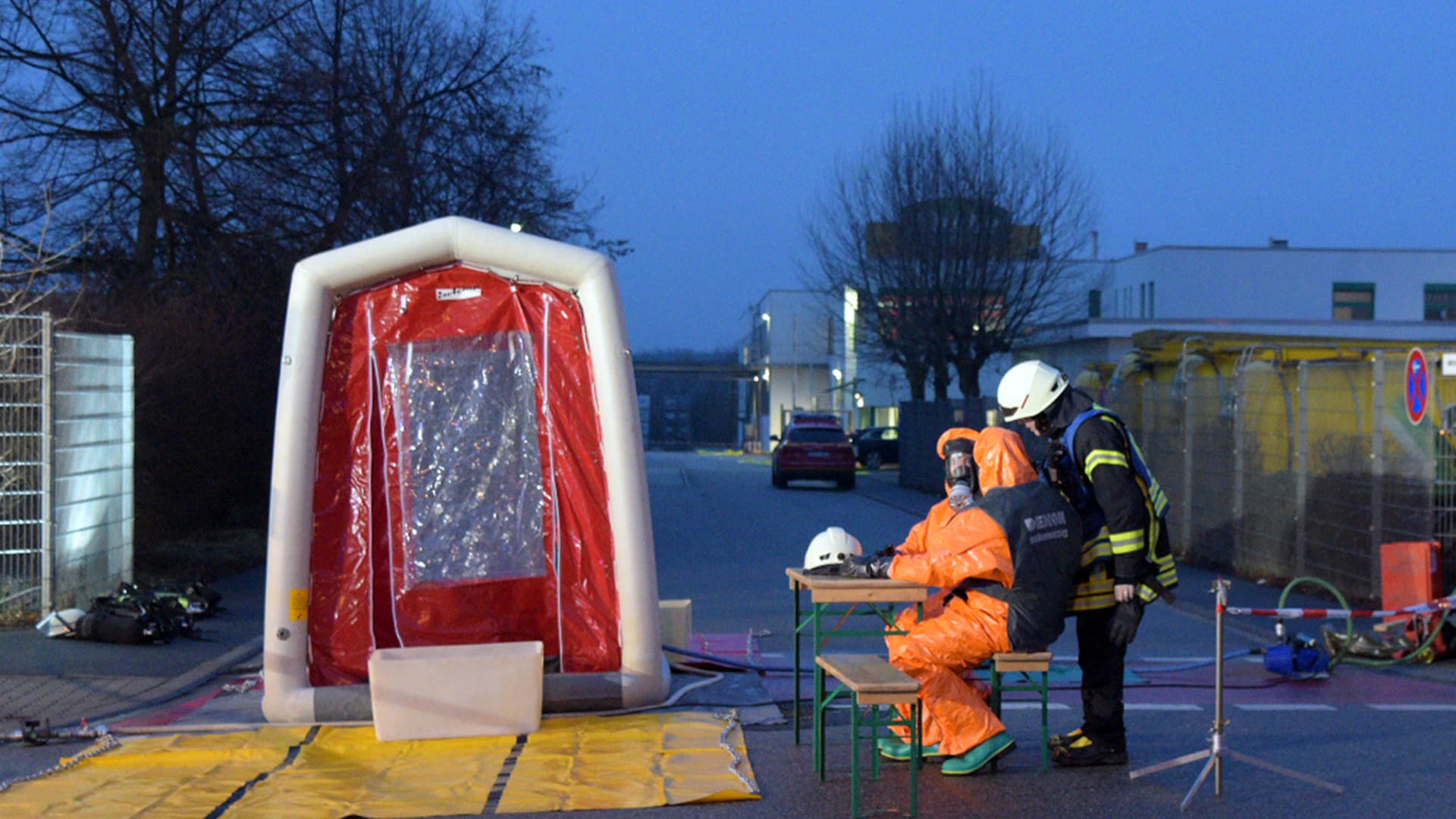 Feuerwehrleute sitzen in ABC-Schutzanzügen neben einem mobilen Dekontaminationszelt: Es sei noch nicht klar, um was für eine Reaktion es sich handelt, teilte die Polizei mit. Auch die Ursache sei noch unbekannt. Feuerwehrleute sitzen in ABC-Schutzanzügen neben einem mobilen Dekontaminationszelt: Es sei noch nicht klar, um was für eine Reaktion es sich handelt, teilte die Polizei mit. Auch die Ursache sei noch unbekannt.