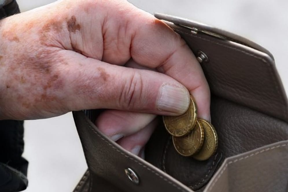 Grundsicherung können Menschen beantragen, wenn ihre Einkünfte im Alter oder bei voller Erwerbsminderung nicht für den notwendigen Lebensunterhalt ausreichen.