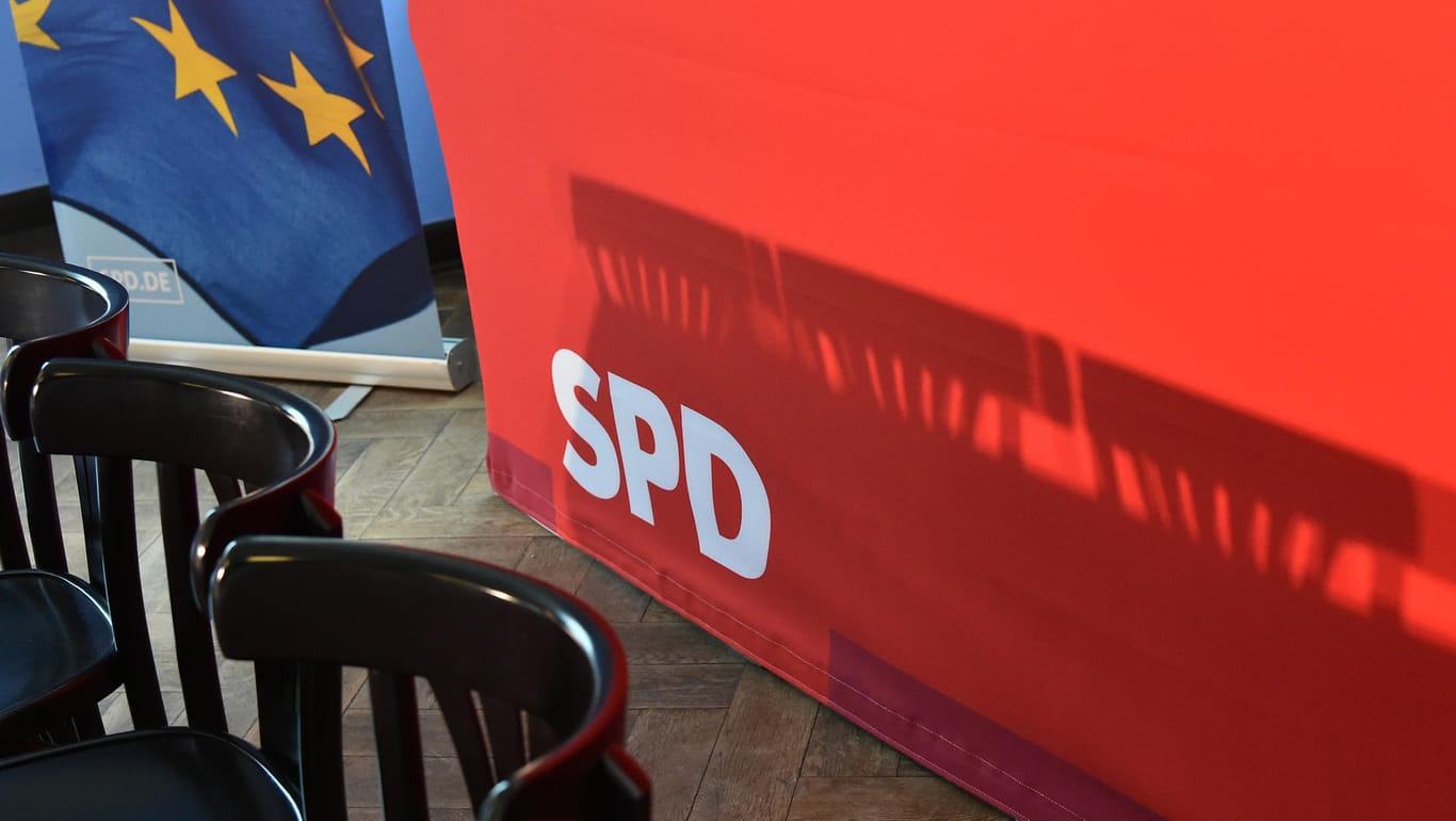 Europa-Flagge und SPD-Logo: Die Partei könnte bei der Wahl im Mai auf 15 Prozent abrutschen.