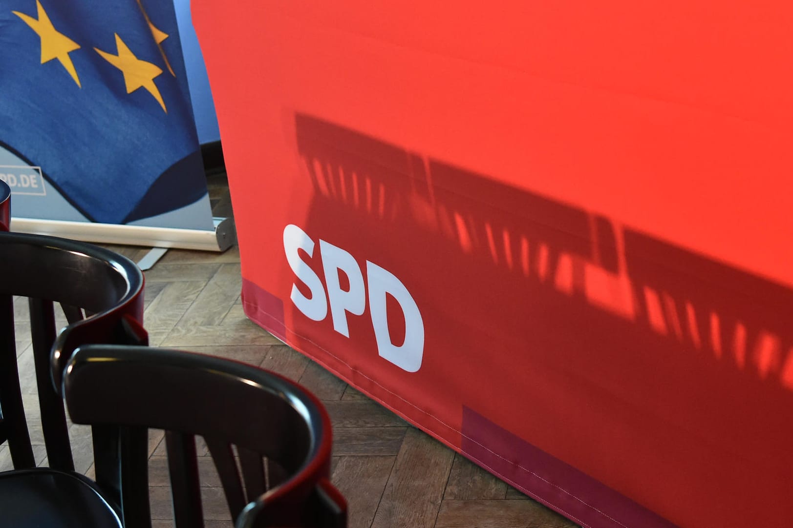 Europa-Flagge und SPD-Logo: Die Partei könnte bei der Wahl im Mai auf 15 Prozent abrutschen.