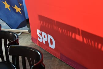 Europa-Flagge und SPD-Logo: Die Partei könnte bei der Wahl im Mai auf 15 Prozent abrutschen.