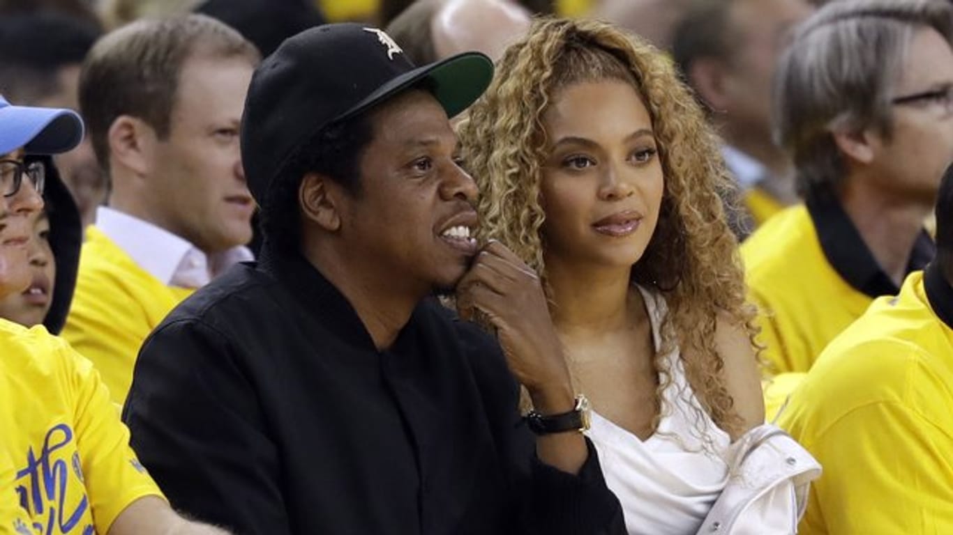 US-Rapper Jay-Z und seine Frau, die US-Sängerin Beyonce wollen Fans mit der Aussicht auf ein 30-Jahre-Dauerticket zu mehr veganer Ernährung animieren.