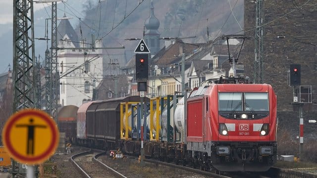 Ein Güterzug fährt unmittelbar an den Häusern der Altstadt von Kaub vorbei.