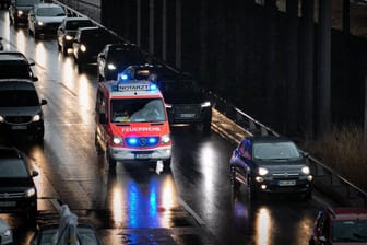 Ein Rettungswagen fährt auf einer Autobahn durch eine Rettungsgasse: Leider bleibt den Helfern dieser Weg zum Unfallort oft versperrt. (Archivbild)