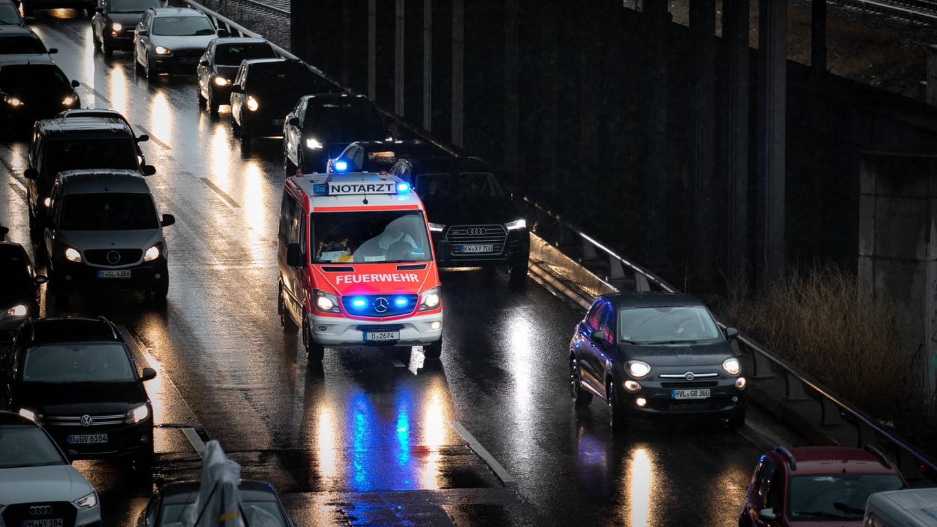 Ein Rettungswagen fährt auf einer Autobahn durch eine Rettungsgasse: Leider bleibt den Helfern dieser Weg zum Unfallort oft versperrt. (Archivbild)
