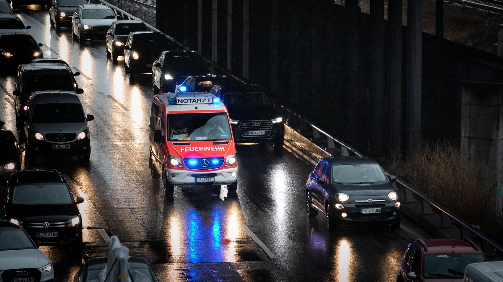 Ein Rettungswagen fährt auf einer Autobahn durch eine Rettungsgasse: Leider bleibt den Helfern dieser Weg zum Unfallort oft versperrt. (Archivbild) Ein Rettungswagen fährt auf einer Autobahn durch eine Rettungsgasse: Leider bleibt den Helfern dieser Weg zum Unfallort oft versperrt. (Archivbild)