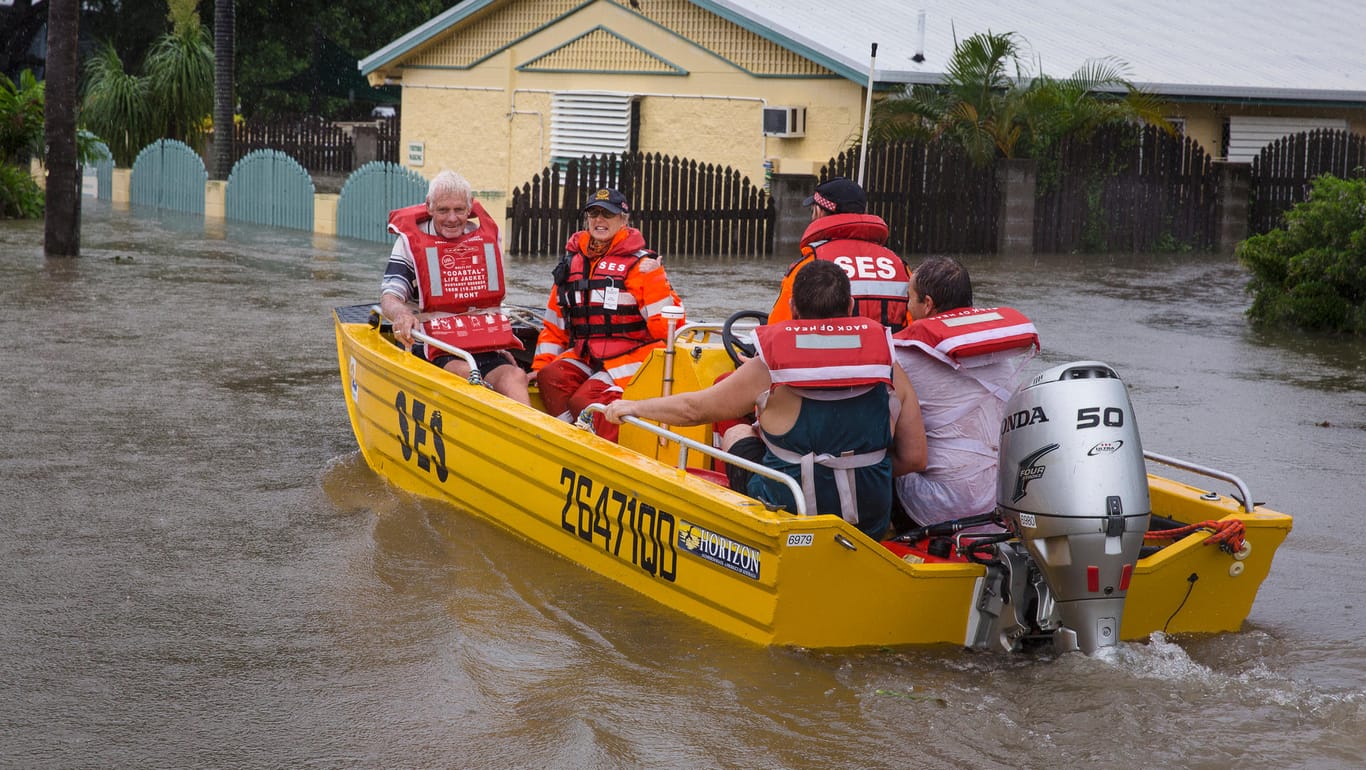 Frewillige Helfer bringen Anwohner in einem Vorort von Townsville in Sicherheit: Im Norden von Queenslands regnete es in nur acht Tagen mehr als sonst im ganzen Jahr.