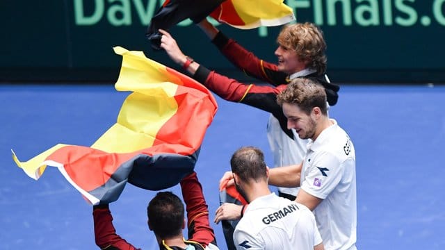 Philipp Kohlschreiber (l-r), Tim Pütz, Jan-Lennard Struff und Alexander Zverev jubeln nach dem Doppelsieg.