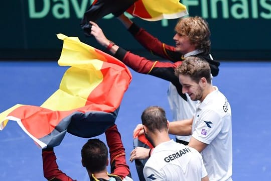 Philipp Kohlschreiber (l-r), Tim Pütz, Jan-Lennard Struff und Alexander Zverev jubeln nach dem Doppelsieg.