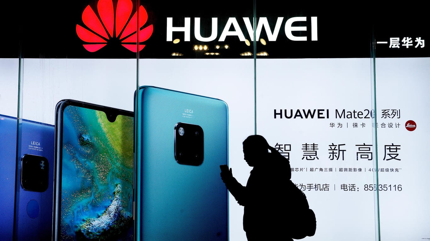 Eine Frau läuft an einem Werbeplakat von Huawei vorbei: Der Elektronikkonzern aus China will Samsung an der Spitze des Smartphone-Marktes ablösen.