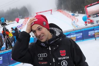Skirennfahrer Josef Ferstl greift sich nach der Absage der Abfahrt im Zielbereich an den Kopf.