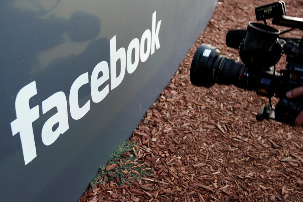 Eine Kamera ist auf das Facebook-Logo gerichtet: Die irische Datenschutzbehörde hat sieben Ermittlungsverfahren gegen Facebook eröffnet.