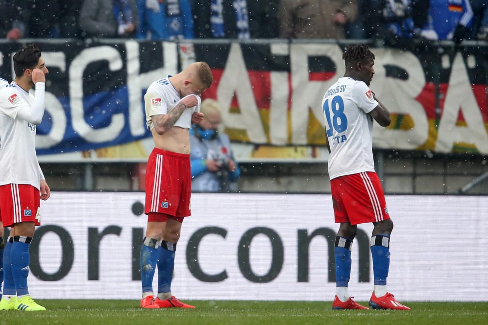 Geknickt: Die HSV-Spieler nach der Partie in Bielefeld.