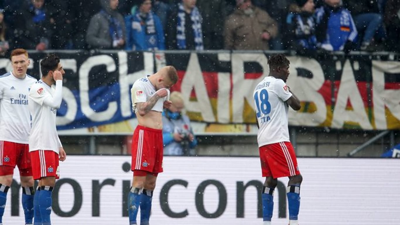Die Spieler des HSV lassen nach der 0:2-Niederlage in Bielefeld die Köpfe hängen.