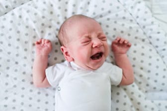 Weinendes Baby: Bereits ein geregelter Tagesablauf hilft Säuglingen, ausgeglichener zu sein.