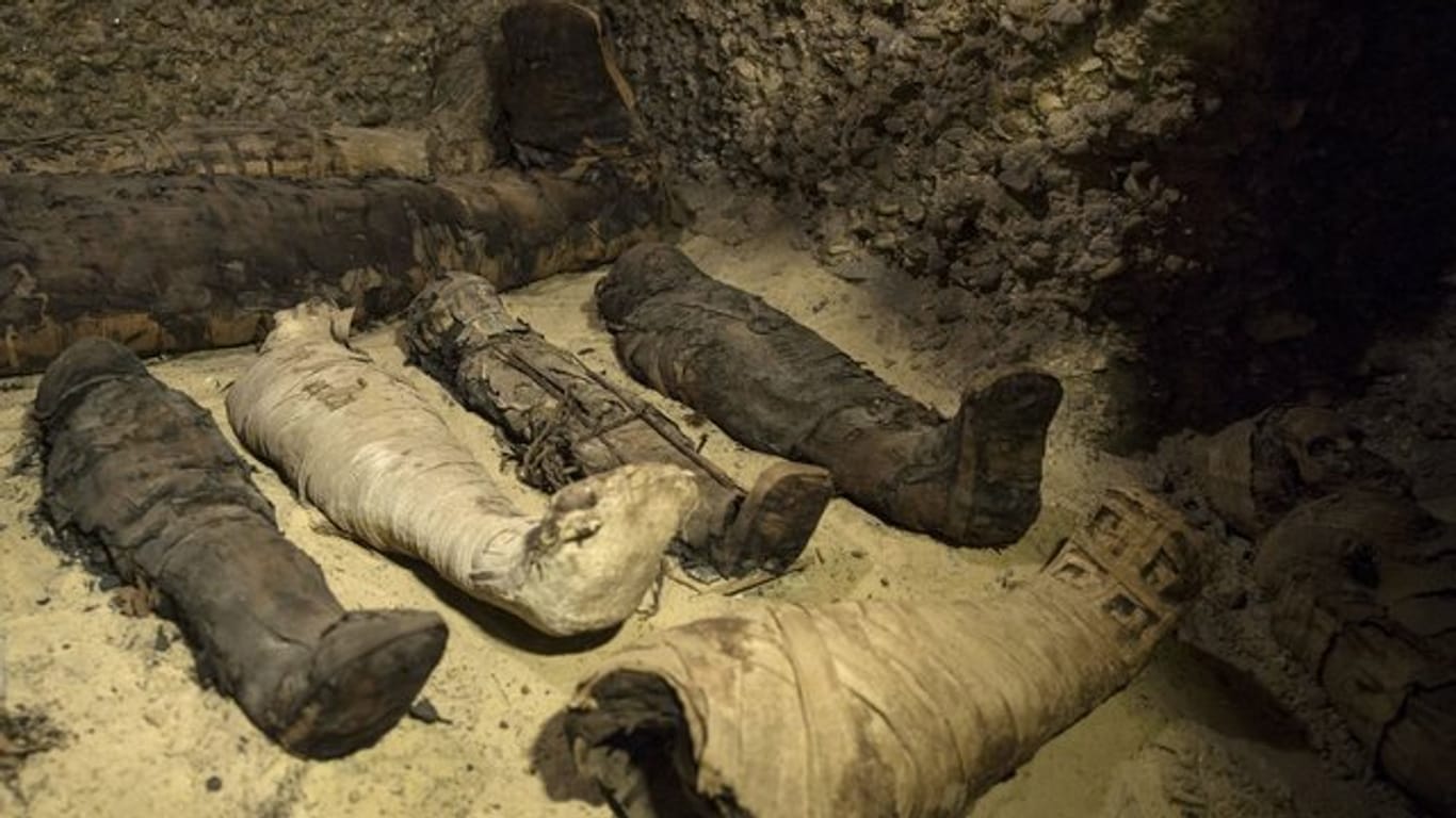 Ägyptische Behörden gaben bekannt, dass in der Wüstenprovinz Minya eine Reihe von alten, in Stein gehauenen Grabkammern gefunden worden waren, in denen sich etwa 40 Mumien sowie Keramik, Papyri und Sakrophage befanden.