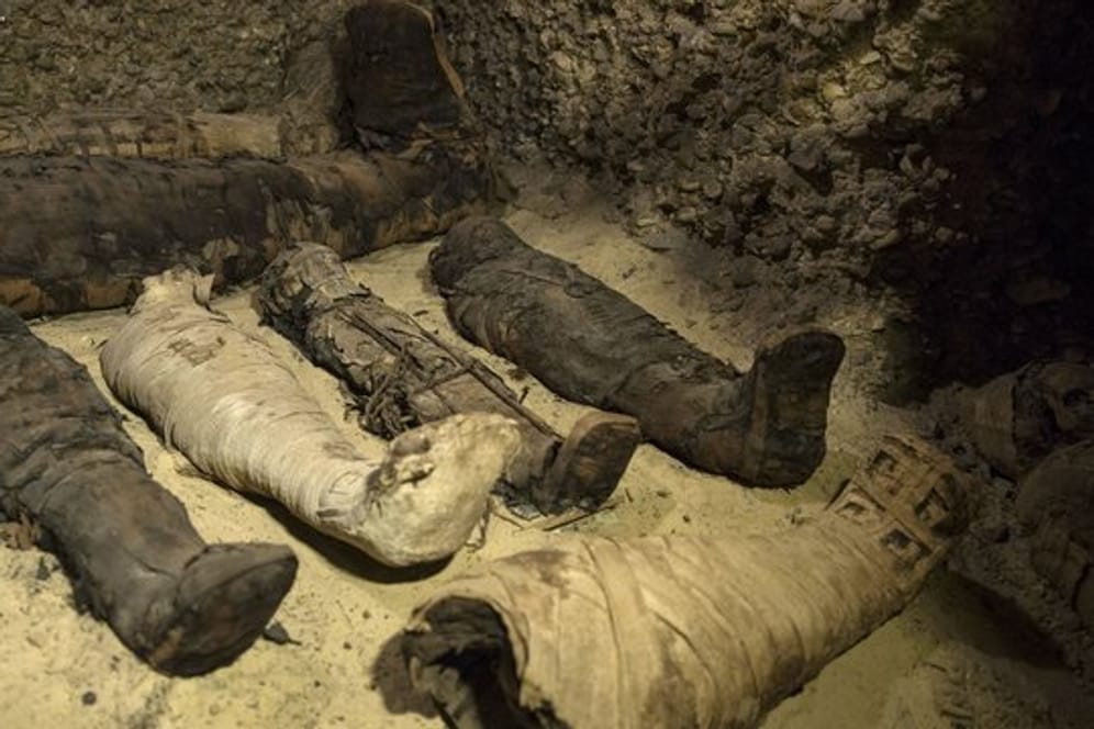 Ägyptische Behörden gaben bekannt, dass in der Wüstenprovinz Minya eine Reihe von alten, in Stein gehauenen Grabkammern gefunden worden waren, in denen sich etwa 40 Mumien sowie Keramik, Papyri und Sakrophage befanden.