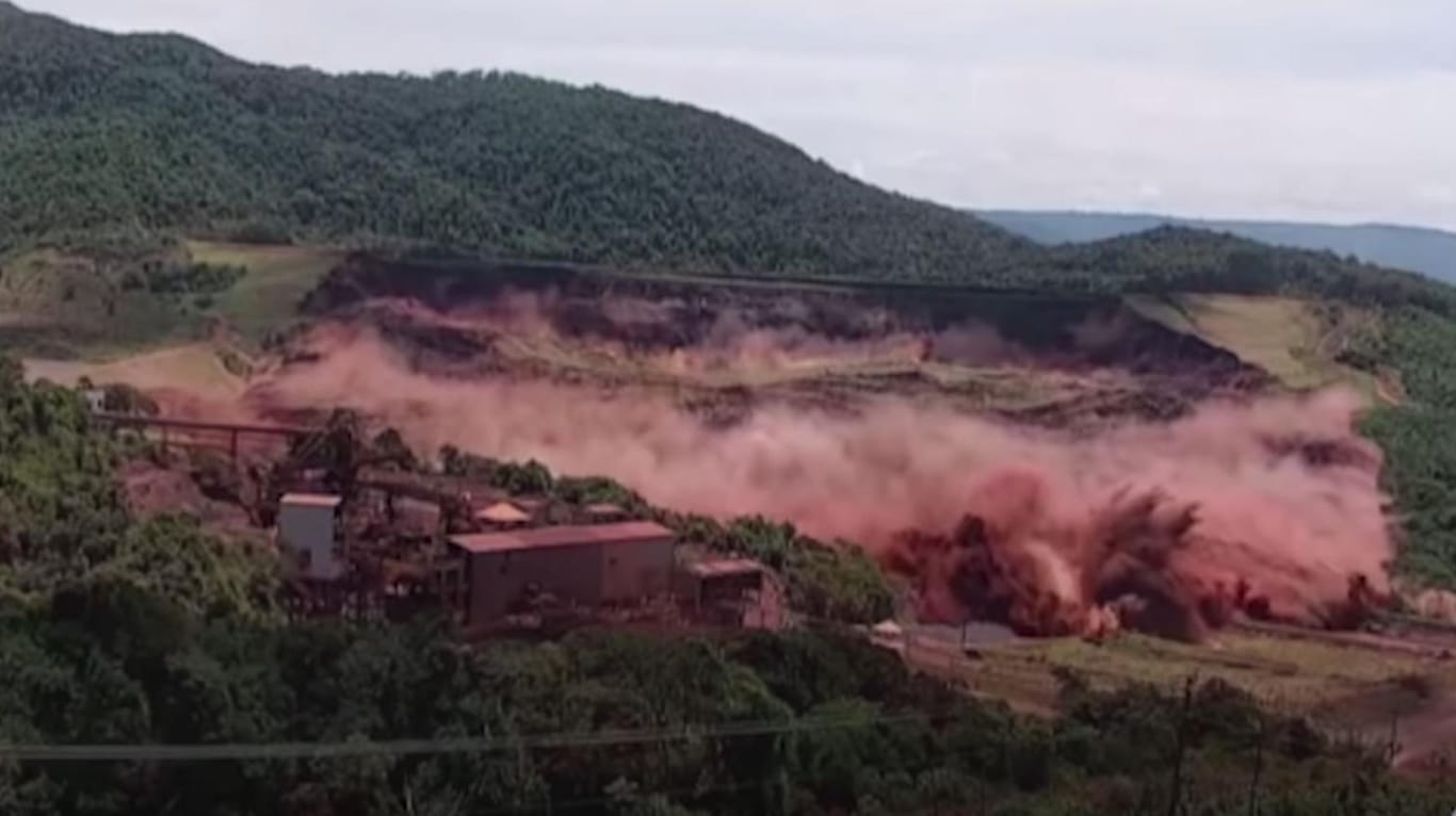 Dammbruch in Brasilien: Ungebremst ergießt sich die rot-braune Schlammmasse ins Tal.