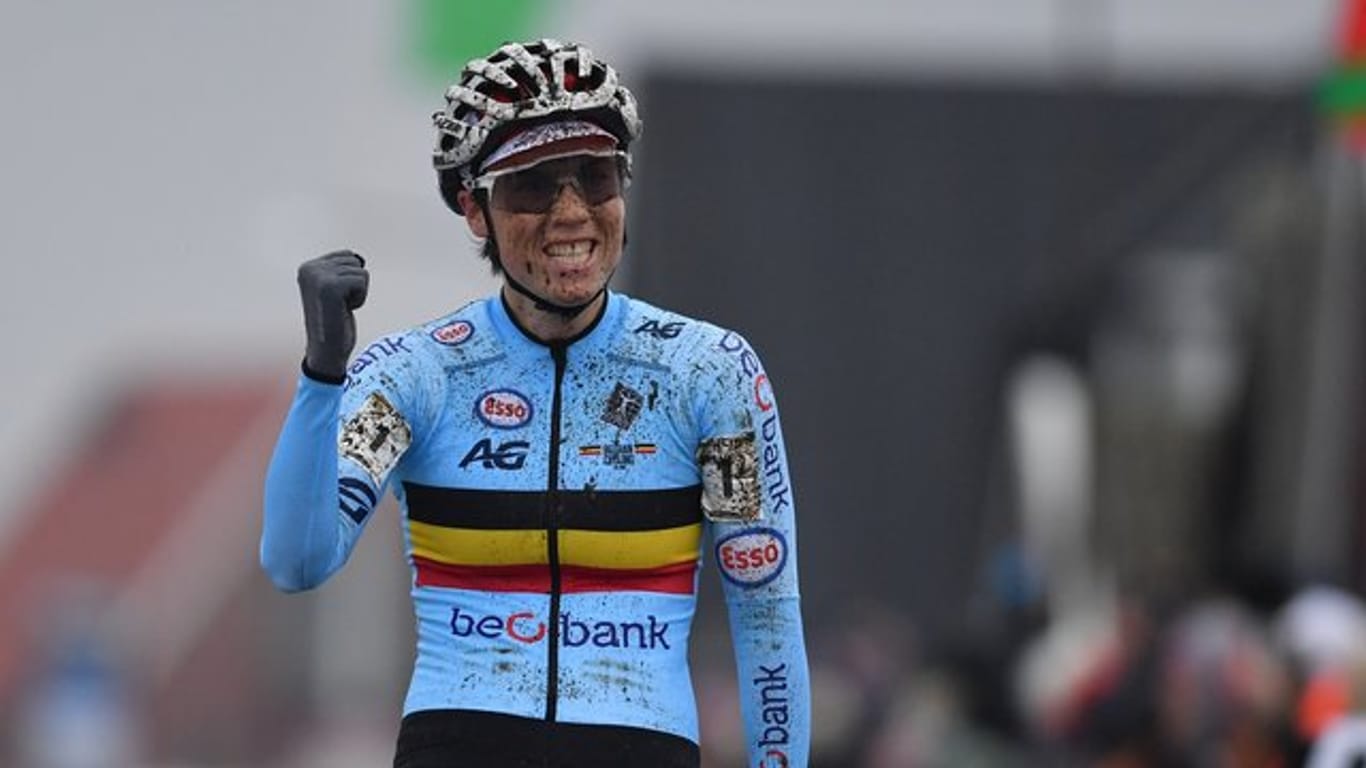 Sanne Cant aus Belgien freut sich über ihren Sieg bei den Radcross-Weltmeisterschaften im dänischen Bogense.