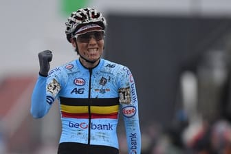 Sanne Cant aus Belgien freut sich über ihren Sieg bei den Radcross-Weltmeisterschaften im dänischen Bogense.