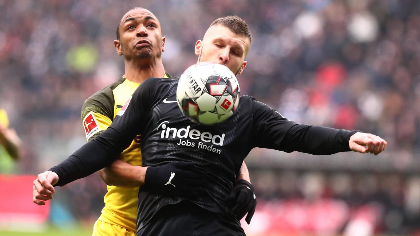 Abdou Diallo (l.) und seine Dortmunder taten sich in Frankfurt bei der Eintracht (hier mit Ante Rebic) schwer.