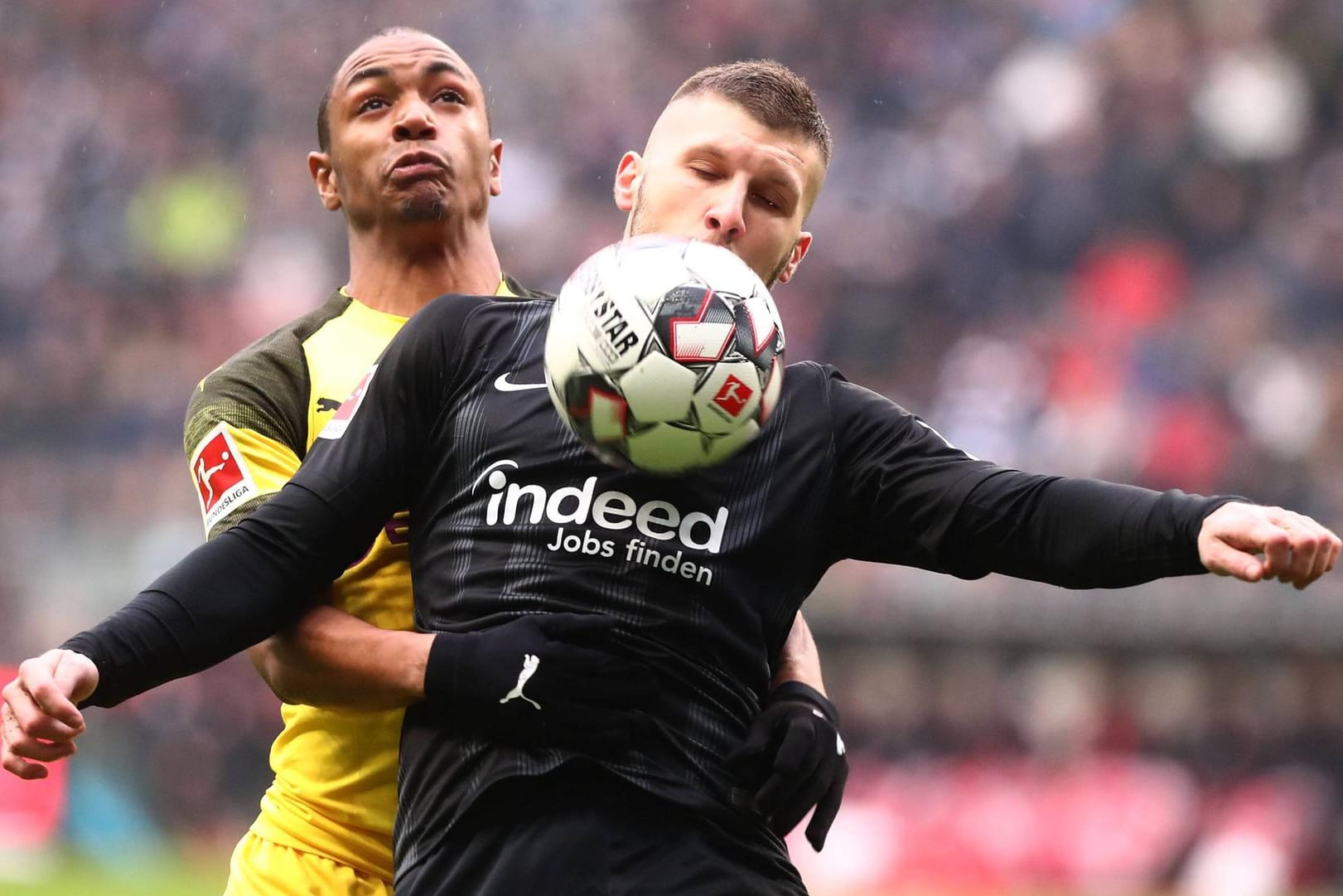 Abdou Diallo (l.) und seine Dortmunder taten sich in Frankfurt bei der Eintracht (hier mit Ante Rebic) schwer.