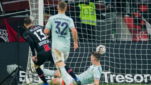 Leverkusens Lucas Alario (l) trifft gegen den FC Bayern zum 3:1. Leverkusens Lucas Alario (l) trifft gegen den FC Bayern zum 3:1.