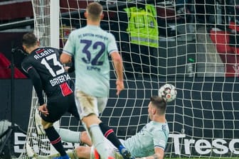 Leverkusens Lucas Alario (l) trifft gegen den FC Bayern zum 3:1.