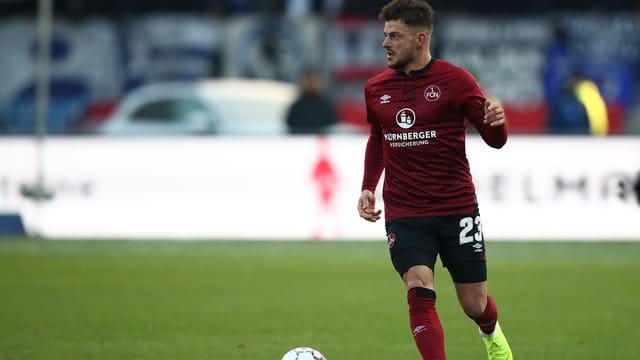 Der Nürnberger Tim Leibold klagte nach einem Zusammenprall über Sehprobleme und Kopfschmerzen.