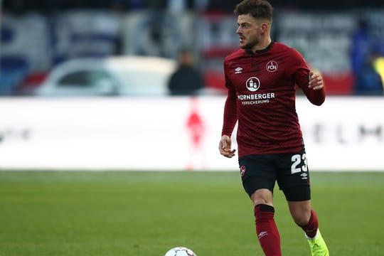 Der Nürnberger Tim Leibold klagte nach einem Zusammenprall über Sehprobleme und Kopfschmerzen.