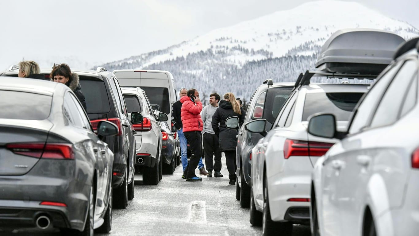 Nichts geht mehr am Brenner: Nach einem Lawinenabgang ist die Autobahn 22 gesperrt.