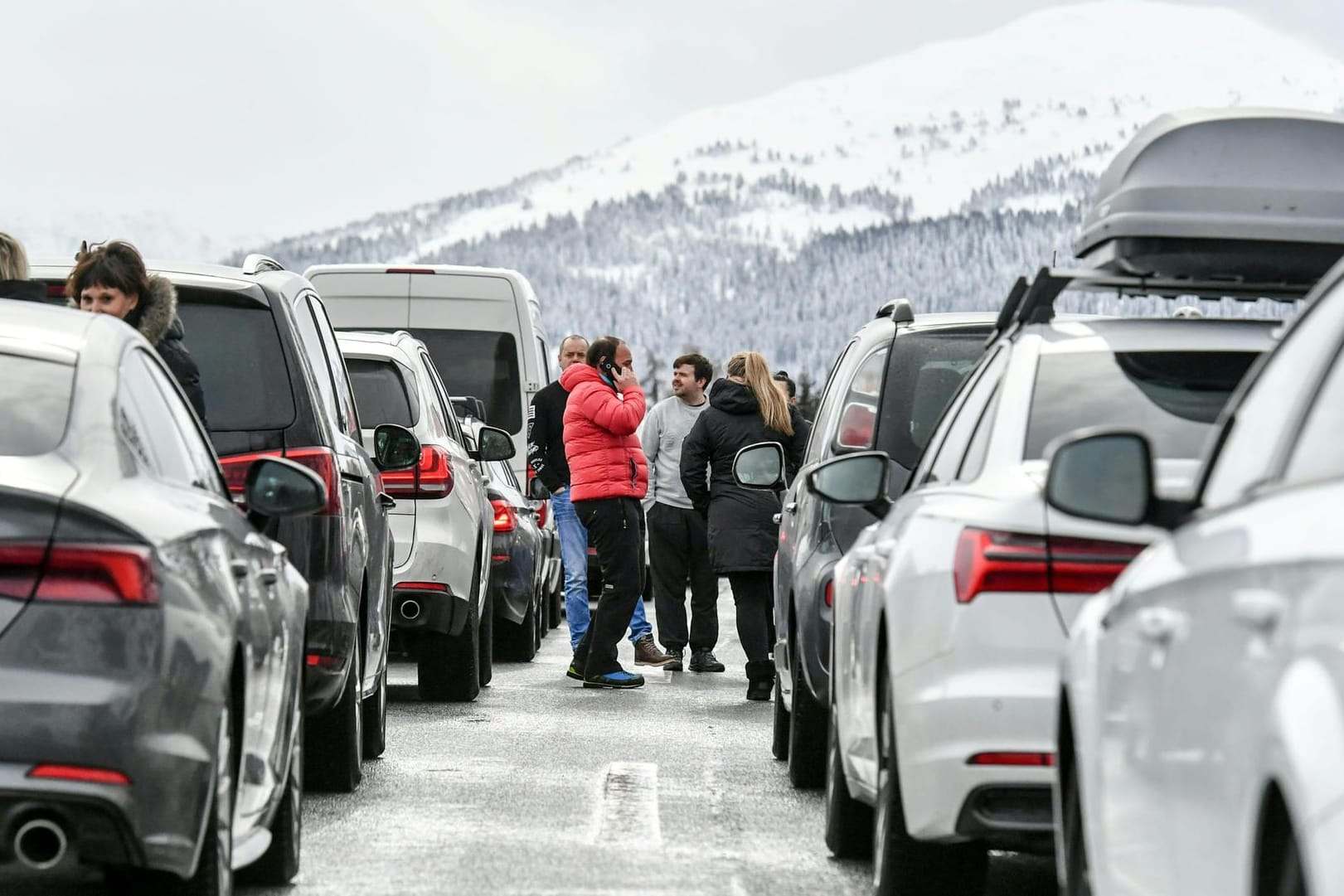 Nichts geht mehr am Brenner: Nach einem Lawinenabgang ist die Autobahn 22 gesperrt.