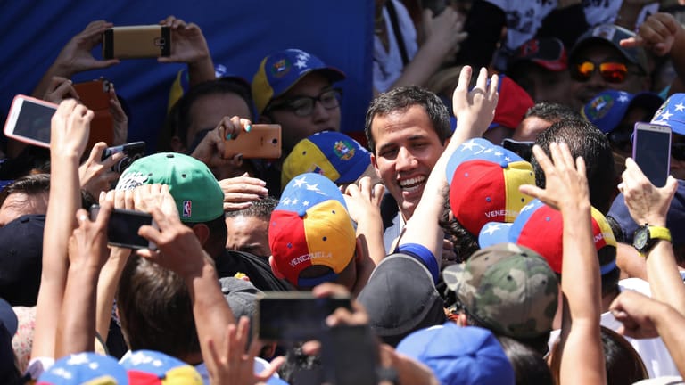 Bad in der Menge: Oppositionsführer Juan Guaido umgeben von Anhängern in Caracas.