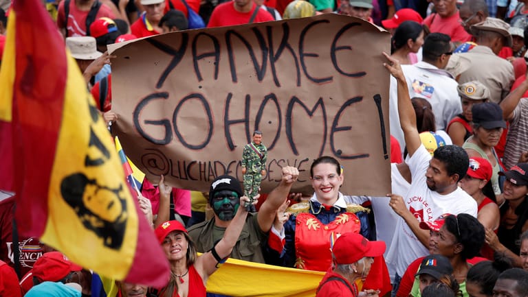 Feindbild USA: Auch die Unterstützer des angeschlagenen Präsidenten Maduro mobilisierten ihre Anhänger in der Hauptstadt.