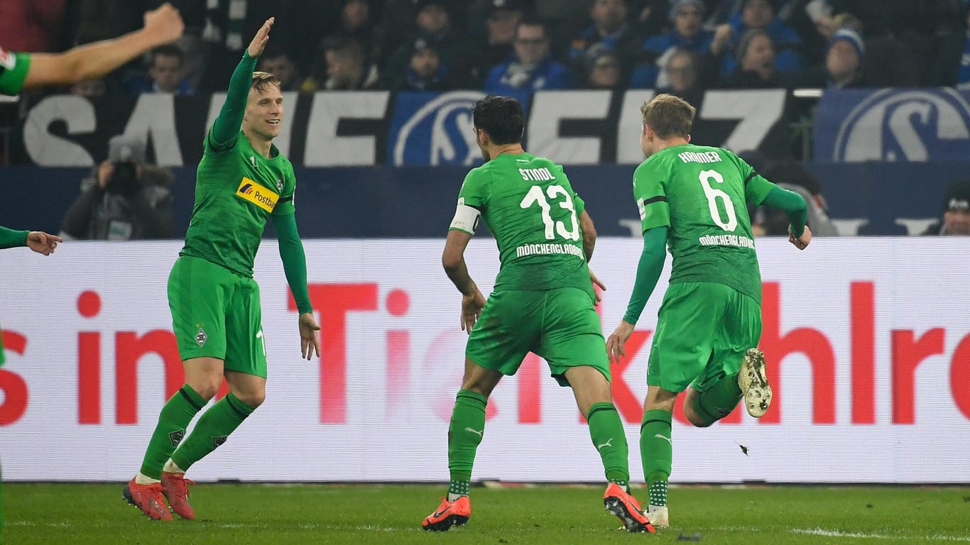 Gladbach jubelt: durch den 2:0-Auswärtssieg auf Schalke ziehen die Fohlen am FC Bayern vorbei.