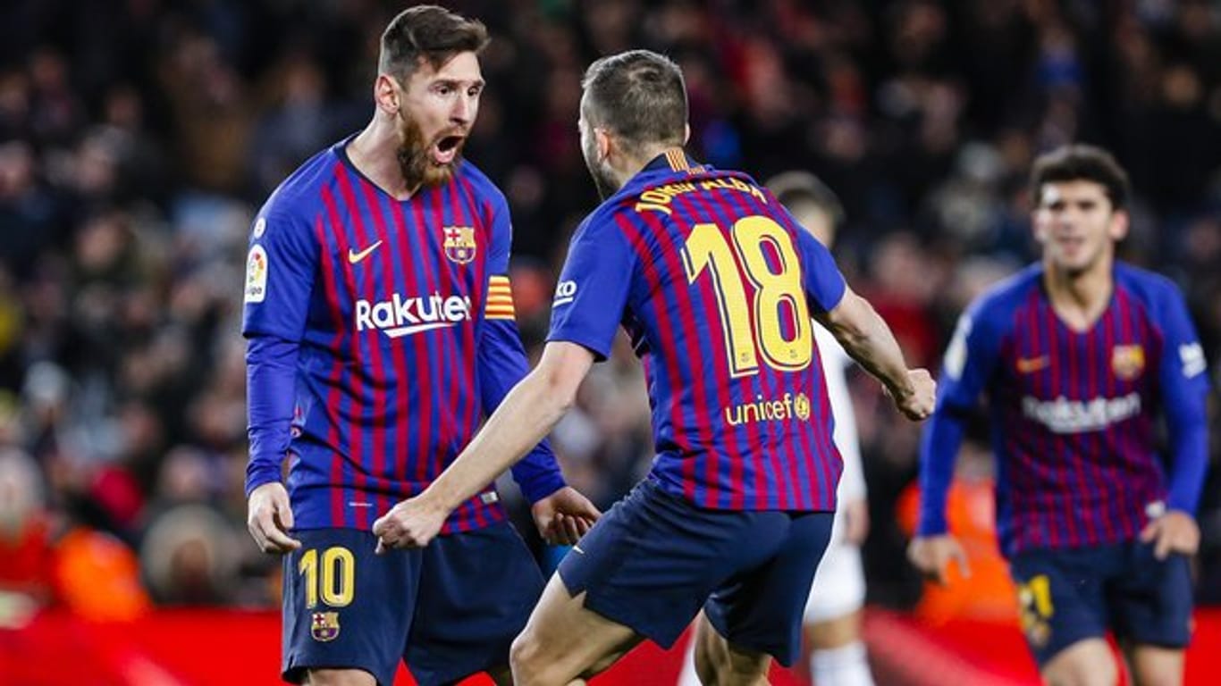 Barcelonas Stürmer Lionel Messi (l) jubelt mit Verteidiger Jordi Alba (r) nach einem Tor.
