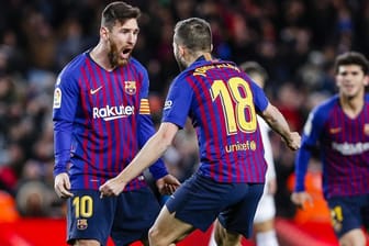 Barcelonas Stürmer Lionel Messi (l) jubelt mit Verteidiger Jordi Alba (r) nach einem Tor.