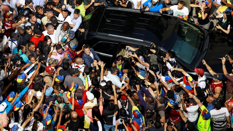 Der Star der Regierungsgegner: Der selbst ernannte Interimspräsident Juan Guaido verlässt die Kundgebung seiner Anhänger in Caracas.