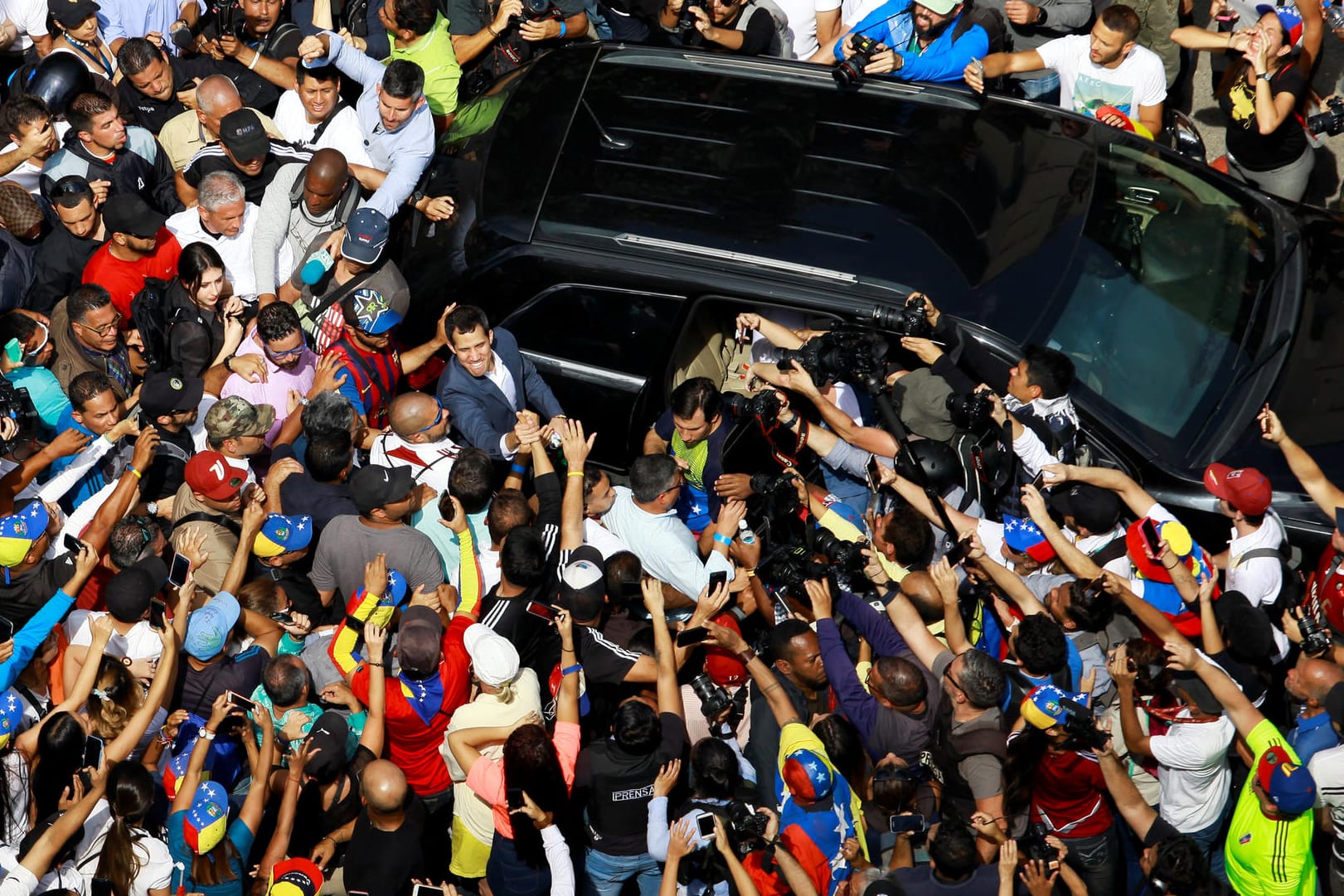 Der Star der Regierungsgegner: Der selbst ernannte Interimspräsident Juan Guaido verlässt die Kundgebung seiner Anhänger in Caracas.