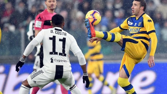 Parmas Antonino Barilla (r) im Zweikampf mit Juves Douglas Costa (l).