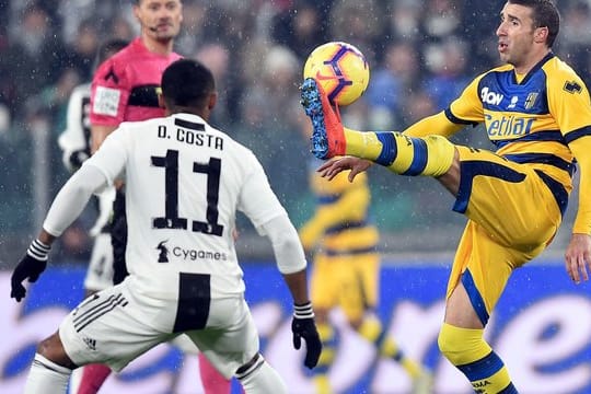 Parmas Antonino Barilla (r) im Zweikampf mit Juves Douglas Costa (l).