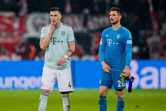 Bayerns Niklas Süle (l) und Torwart Sven Ulreich stehen nach der Niederlage in Leverkusen resigniert auf dem Rasen.