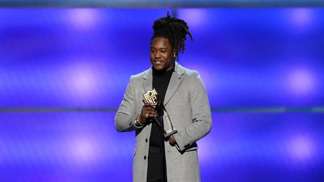 Shaquem Griffin von den Seattle Seahawks nimmt den Game Changer Award entgegen.