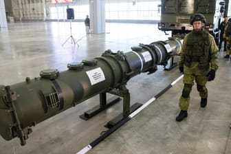 Russland: Ein russischer Offizier geht an dem neuen Marschflugkörper vom Typ 9M729 (Nato-Code: SSC-8) entlang.