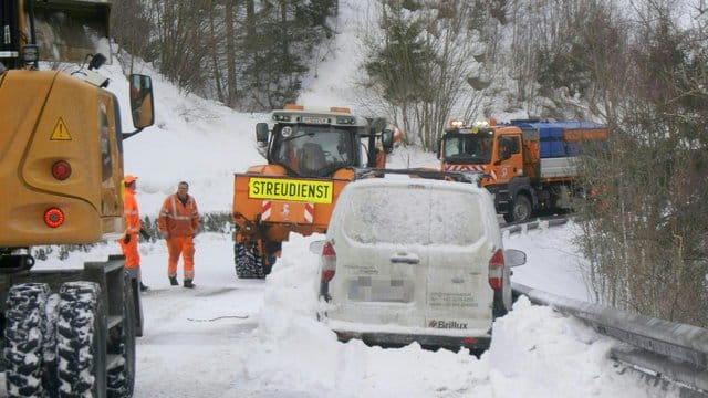 Bei einem Lawinenabgang auf der Tiroler Brennerstraße ist ein Fahrzeug teilweise verschüttet worden.