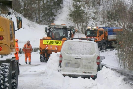 Bei einem Lawinenabgang auf der Tiroler Brennerstraße ist ein Fahrzeug teilweise verschüttet worden.