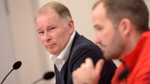 Augsburgs Sportdirektor Stefan Reuter (l) tibt Trainer Manuel Baum erneut Rückendeckung. Augsburgs Sportdirektor Stefan Reuter (l) tibt Trainer Manuel Baum erneut Rückendeckung.