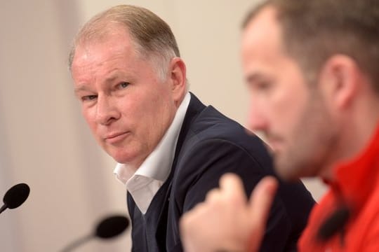 Augsburgs Sportdirektor Stefan Reuter (l) tibt Trainer Manuel Baum erneut Rückendeckung.